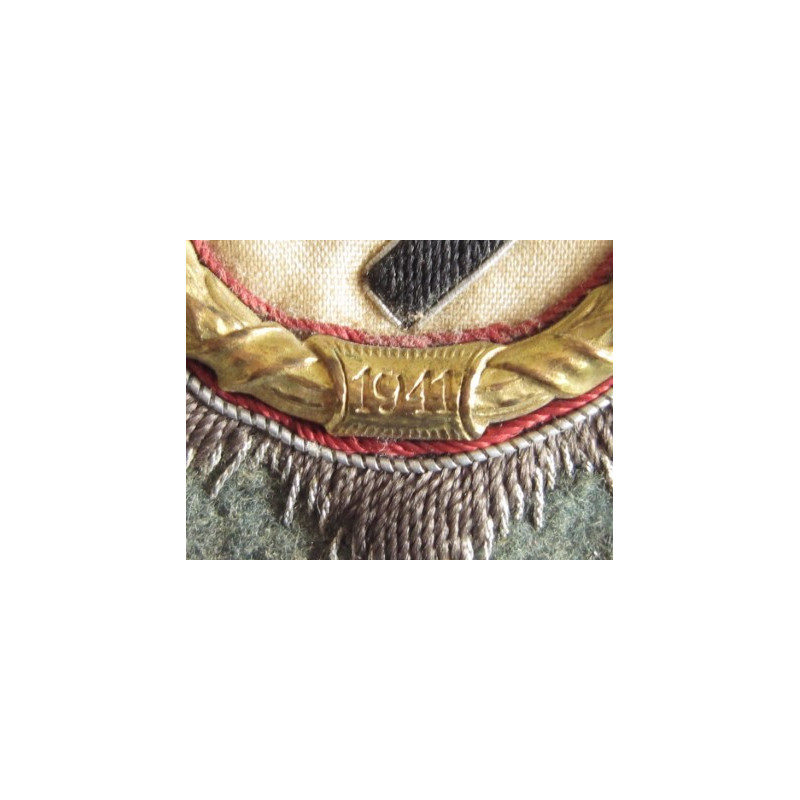 Cruz alemana en oro. Tela.