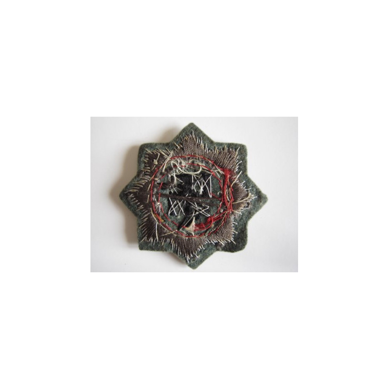 Cruz alemana en oro. Tela.