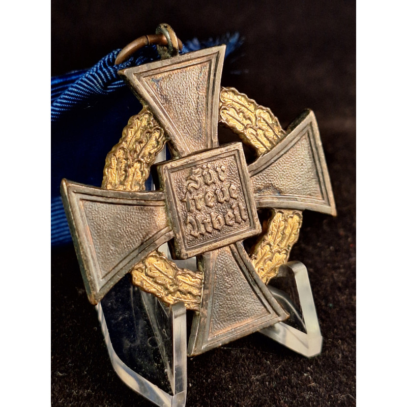 Medalla de 50 años de Servicio Leal al estado.