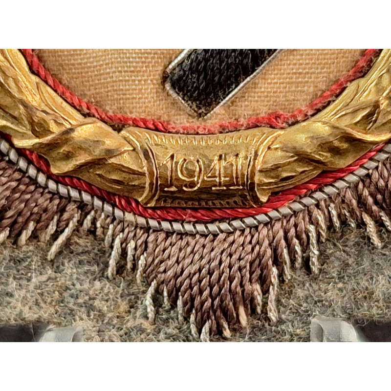 Cruz alemana en oro. Tela.