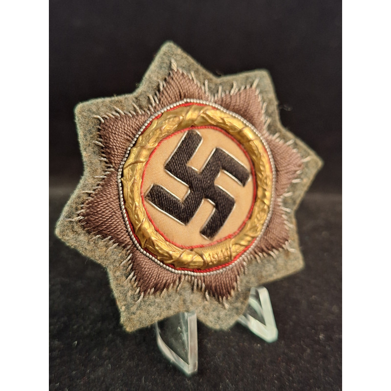 Cruz alemana en oro. Tela.