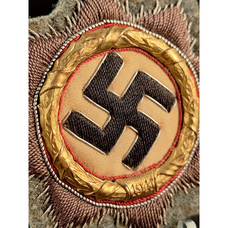 Cruz alemana en oro. Tela.