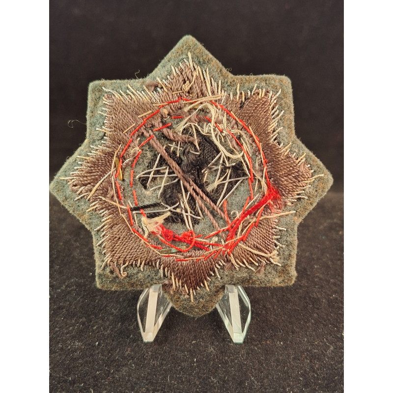 Cruz alemana en oro. Tela.