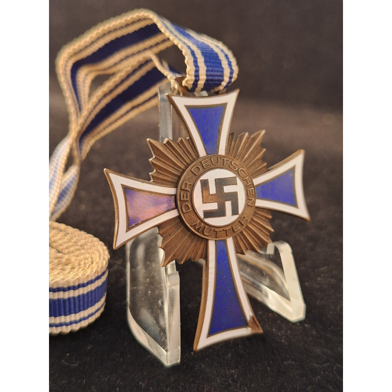 Cruz de las Madres en bronce.