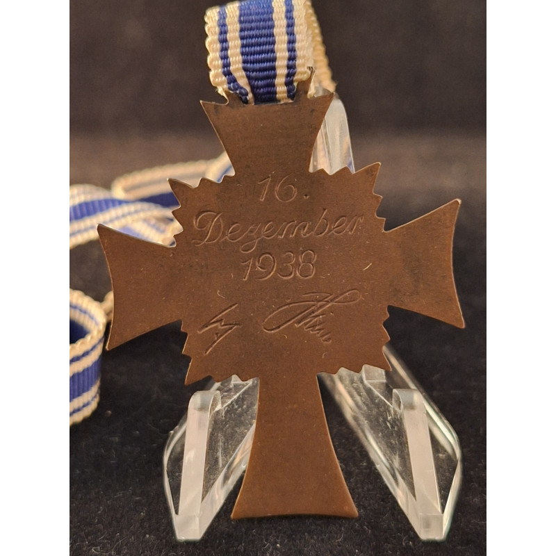 Cruz de las Madres en bronce.