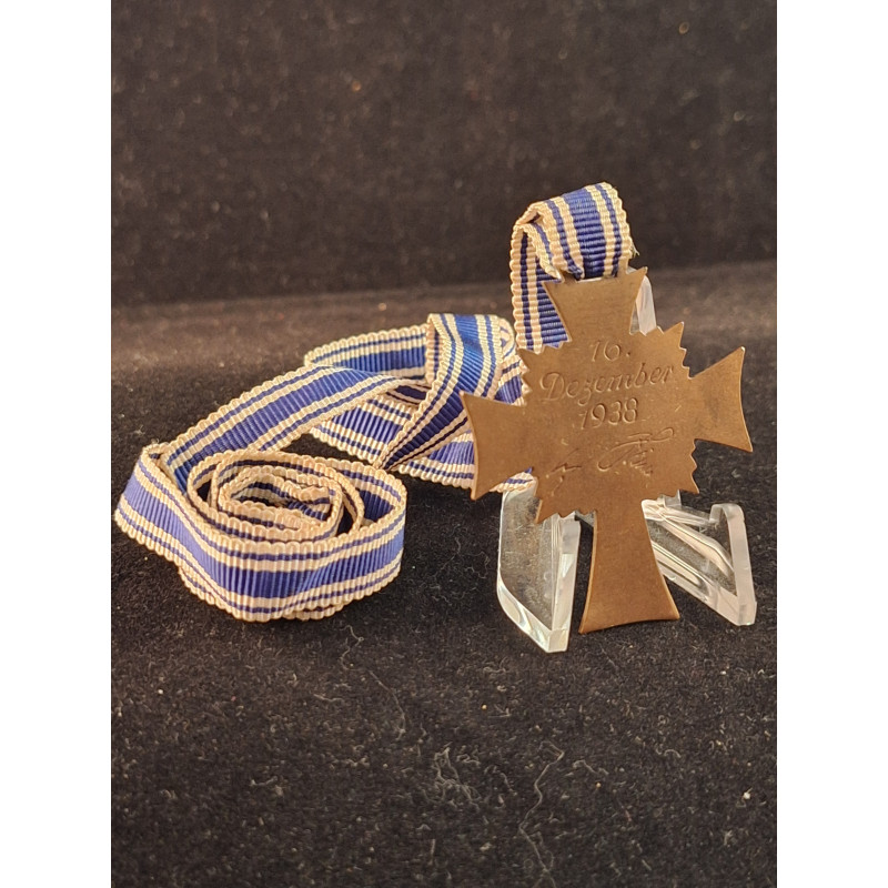 Cruz de las Madres en bronce.