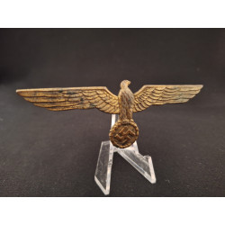 Águila metálica de pecho.