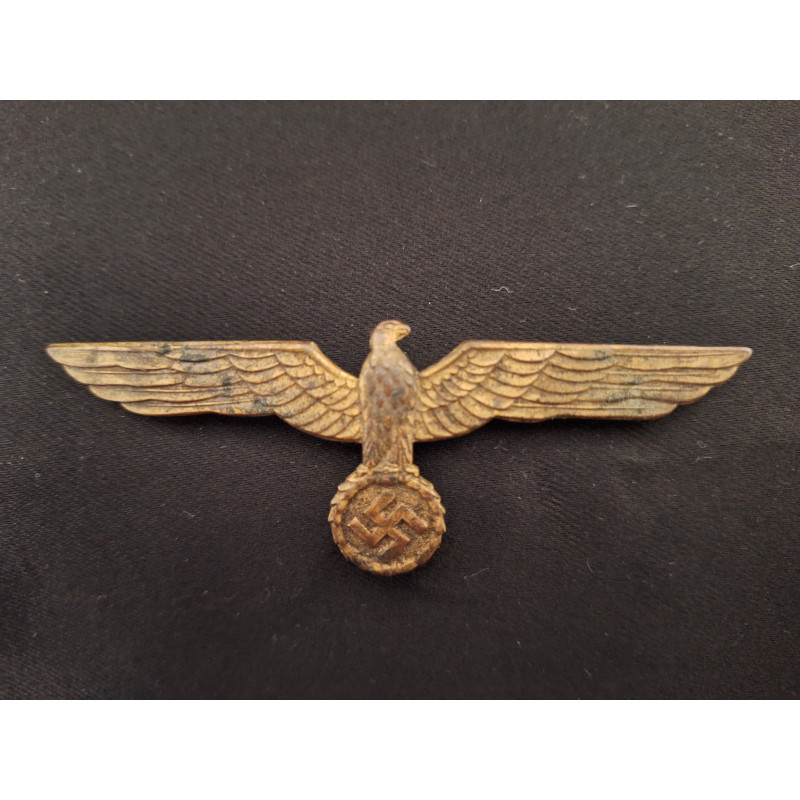 Águila metálica de pecho.