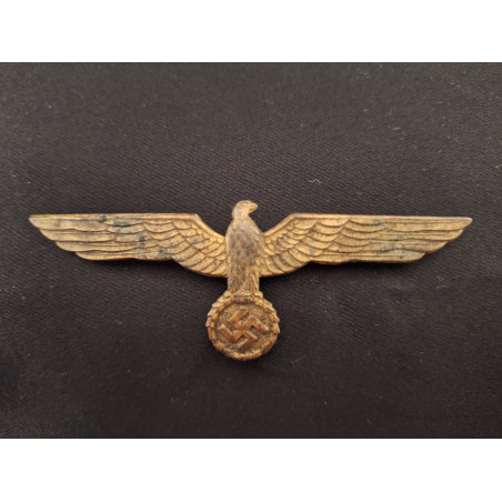 Águila metálica de pecho.