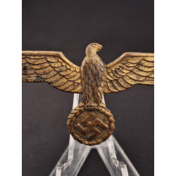 Águila metálica de pecho.