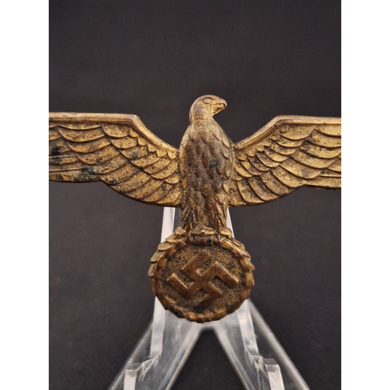 Águila metálica de pecho.