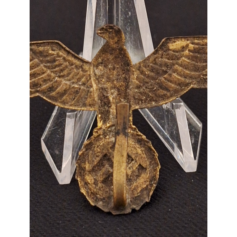 Águila metálica de pecho.